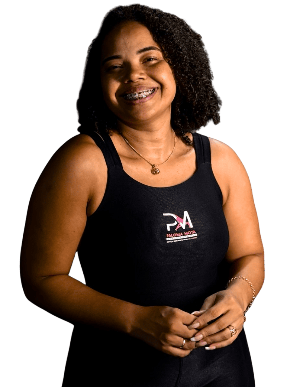 Paloma Mota com microfone conduzindo aula no studio feminino Aeróbica Power, Socorro, SE